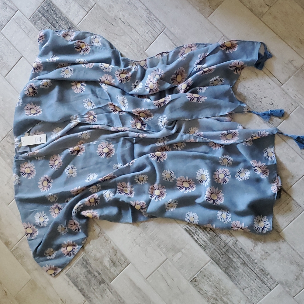 New with tags One Size Blue Pink White Daisy Flower Shawl Poncho Cover Up Tassel